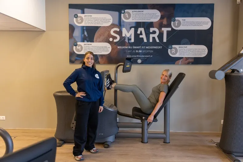 Trainer en lid bij EGYM-toestel in Smart Fit Nederweert