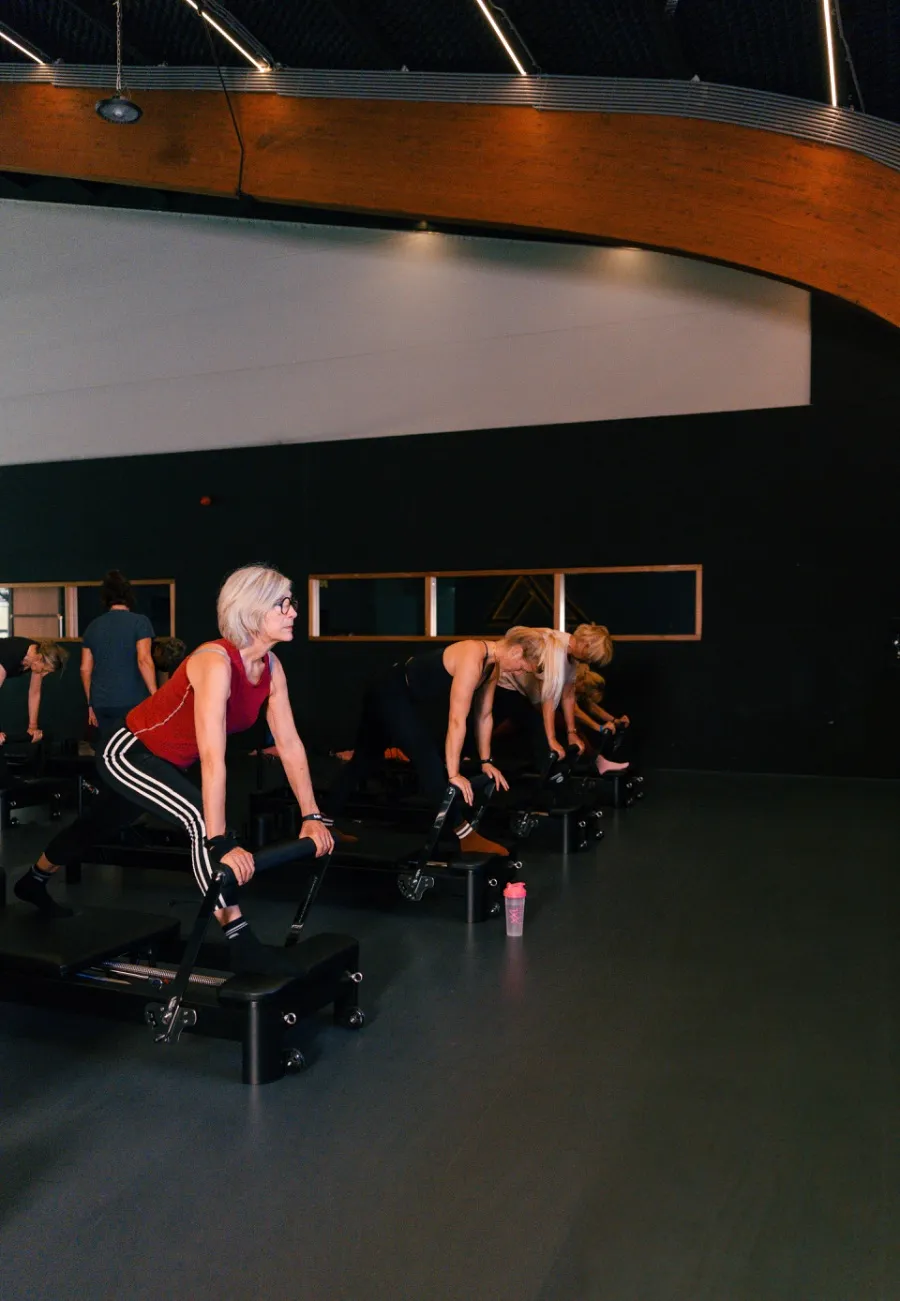 Groepsles op Reformer-apparaten bij Smart Fit